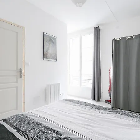 Cosy T2 - Albert Leenhardt - Street Side